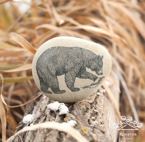 Bear stone. Мишка на Камне рисунок. Медвежонок рисунок на Камне. Лапа медведя на гальке.