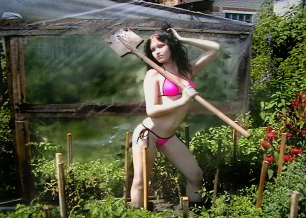 Красивую соседка зашла. Девчонки на даче. Женщина на даче. Девушка в огороде в купальнике.