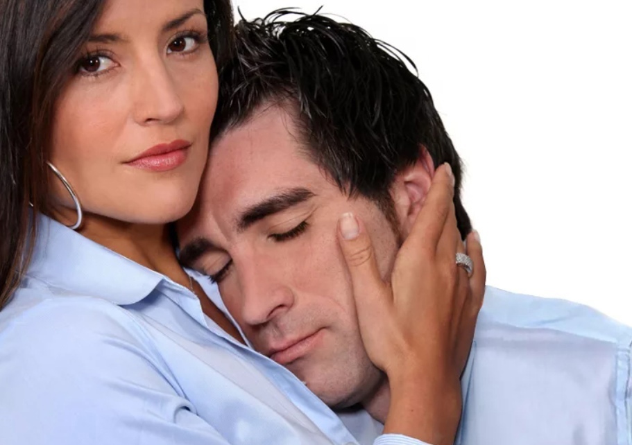 Руки обнимают голову. Мужчина успокаивает женщину. Женщина утешает мужчину. Прижаться к груди мужчины. Женщина на плече у мужчины.