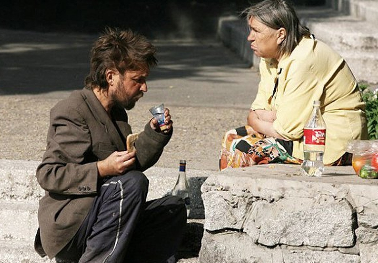 Пьющие бомжи. Бездомный мужчина.
