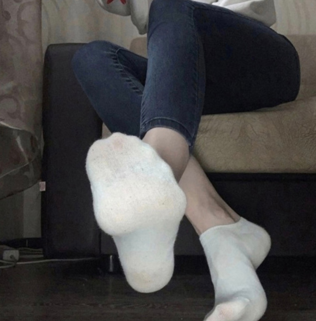 Белые носочки фетиш. Женщина в носках. Ноги в носках. Ножки девушек в носках. Стопы в носочках.