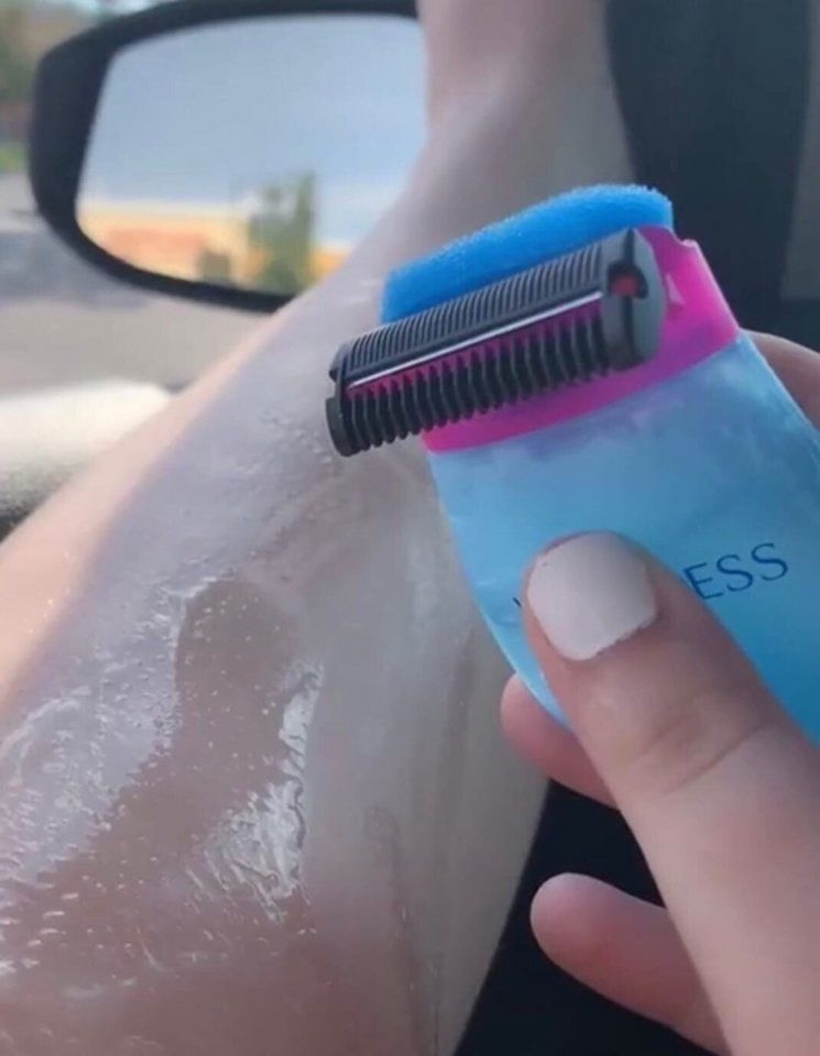 Мама бреет видео. Бреющая машинка для ног. Самая плохая бритва для бритья ног. Авто бритье для женщин.